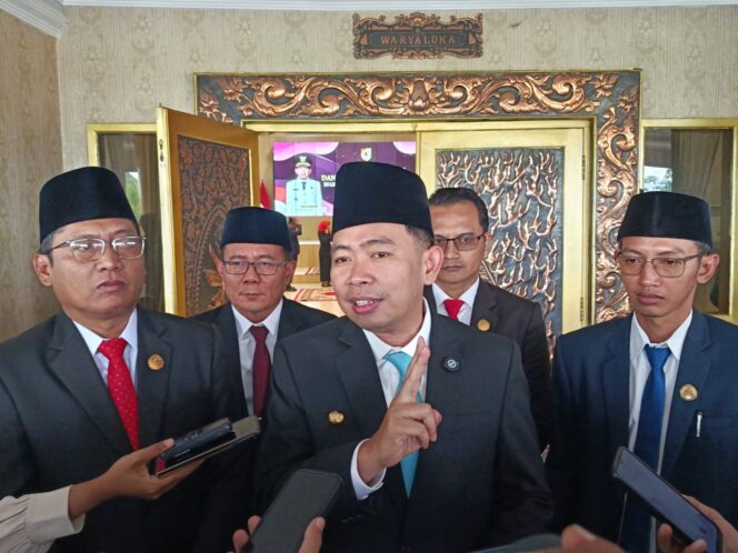 
Bupati Fawait Izinkan Pejabatnya Kunker Luar Kota dengan Syarat?