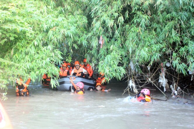 
Wali Kota Pasuruan Kaget Lihat Banyak Sampah Saat Susuri Sungai Gembong
