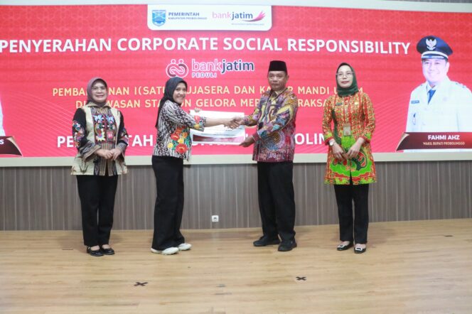 
Bank Jatim Serahkan CSR Pembangunan Pujasera dan Kamar Mandi Umum di Stadion Gelora Merdeka Kraksaan