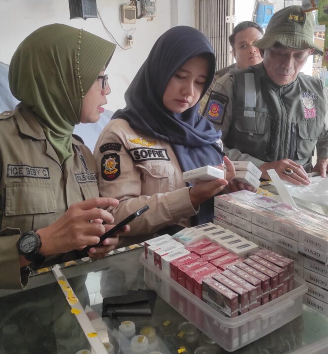 
Satpol PP Jember Sita Ribuan Rokok Ilegal dan Ratusan Minuman Keras