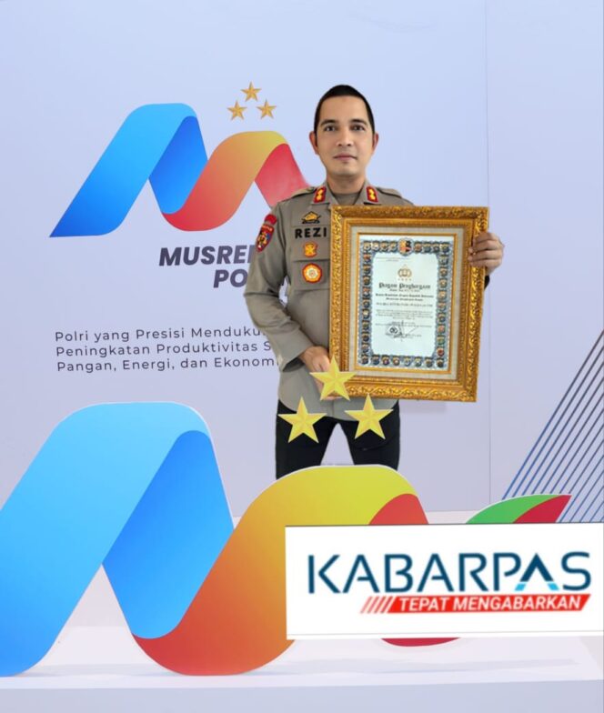 
Polres Situbondo Raih Penghargaan Pelayanan Prima dan Zona Integritas dari Mabes Polri