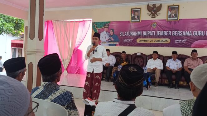 
Bunga Desaku Kecamatan Silo, Bupati Fawait Sebut Ada Tanggung Jawab Moral Atas Kesejahteraan Guru Ngaji