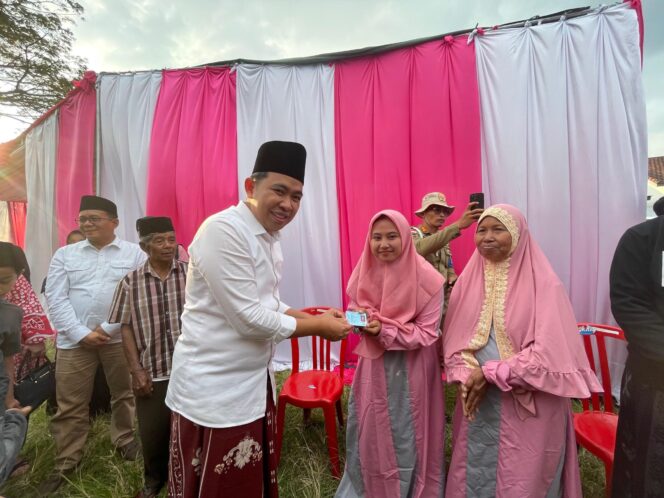 
Disdukcapil Jember Layani 300an Pemohon Adminduk di Hari Pertama Bunga Desaku Cantik Kecamatan Silo