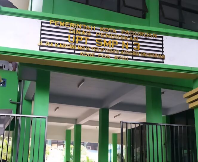 
Tersetrum Aliran Listrik Saat Ikuti Lomba di Sekolah, Pelajar SMPN 3 Kota Pasuruan Meninggal
