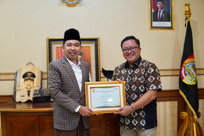 
Diganjar Banyak Penghargaan Bikin Bupati Fawait Optimis Programnya Bisa Sejahterakan Masyarakat