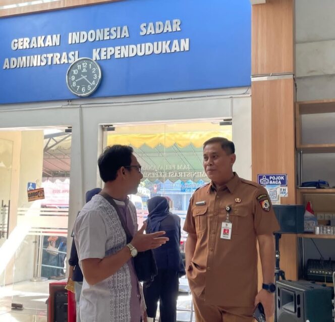 
Bambang Langsung Pantau Layanan Dukcapil Pastikan Masyarakat Terlayani Baik