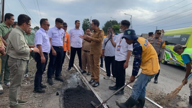 
Pemkab Jember Perbaiki Perlintasan KA Pecoro, Bupati: Bukan Kewenangan Kami, Keselamatan Warga yang Utama