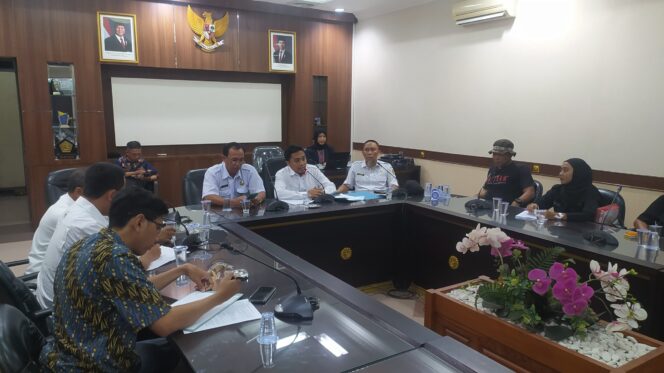 
Audiensi DPRD Jember Ungkap Fakta Pelanggaran PT Fengyi Distributor Es Krim Joyday