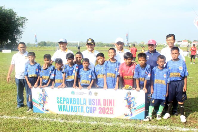 
Wali Kota Cup 2025 Resmi Dibuka, Mas Adi Ajak Pemain Sepak Bola Usia Dini Sportif 