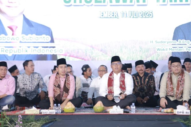 
Bupati Fawait dan Wamen Pertanian Hadiri Apel Kebangsaan Sholawat Tani