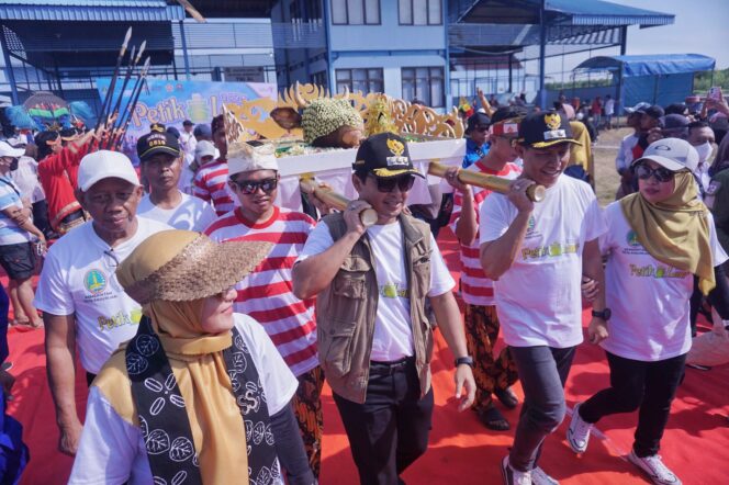 
Pemkot Pasuruan Kompak Dukung Petik Laut, Mas Adi dan Mas Nawawi Ikut Larung Kepala Sapi