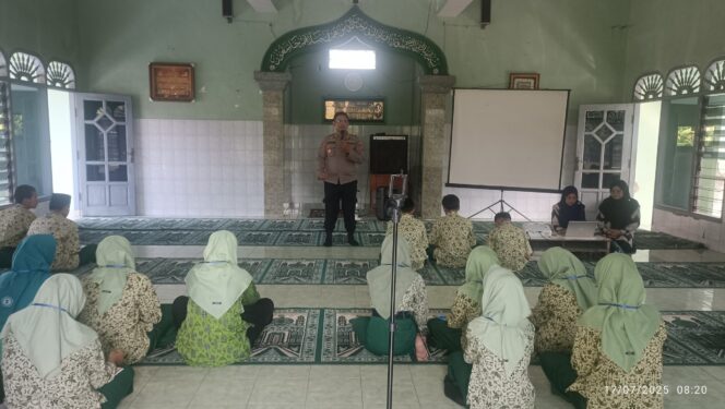 
Siswa Baru di Mojokerto Diingatkan tentang Bahaya Judol dan Narkoba