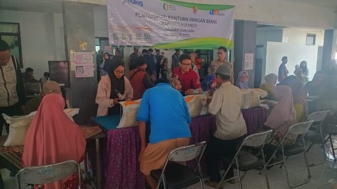 
Pemkab Jember Distribusikan Bantuan Pangan Beras dari Program Pemerintah Pusat ke Warga Kebonsari