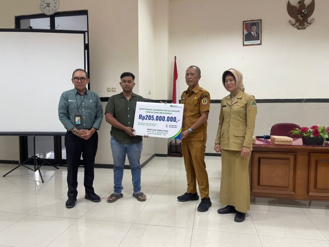 
Alami Kecelakaan Kerja, Ahli Waris Seorang Bidan Terima Santunan Rp. 205 Juta dari BPJS Ketenagakerjaan