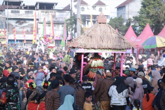 
Lestarikan Kearifan Lokal, Gus Fawait Buka Festival Kaki Gunung Watu Pecah Ambulu