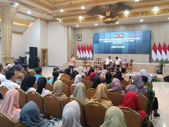 
Perangi Narkoba dan Premanisme-Radikalisme di Jatim, Bakesbangpol Provinsi Gelar Sosialisasi P4GN di Bakorwil V Jember
