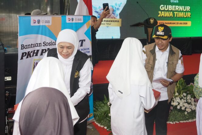 
Gubernur Jawa Timur Salurkan Bantuan Sosial Senilai Rp 1,62 Miliar di Kota Pasuruan