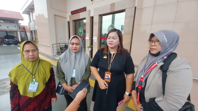 
Unsur Pidana Terkait Perdagangan Orang Tak Terpenuhi, Keluarga Terdakwa Memohon Dibebaskan