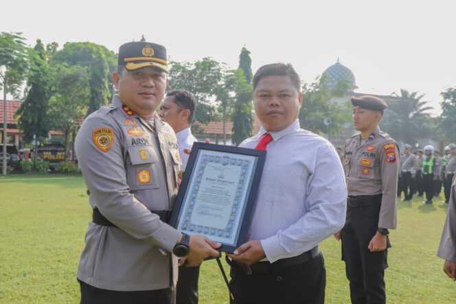 
Kapolres Jombang Berikan Reward kepada 10 Anggota Berprestasi