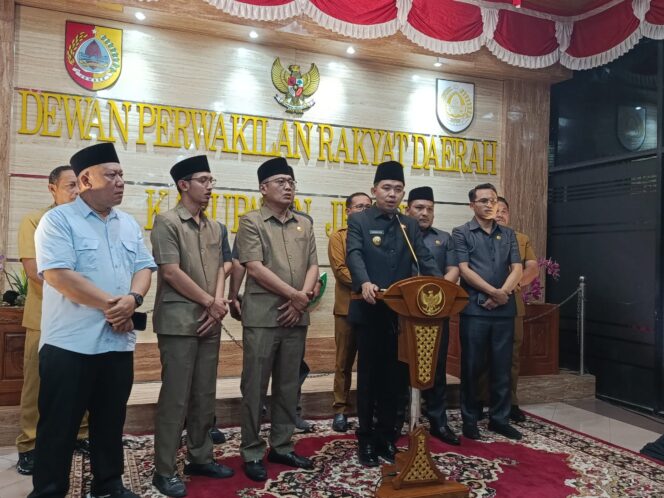 
Dampak Kelangkaan BBM, Bupati Fawait Keluarkan SE : Pelajar dan Pegawai Pemerintah Bisa WFH
