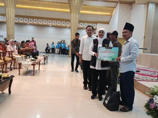 
Gubernur Khofifah Peringatkan Penerima Bansos Jauhi Judi Online