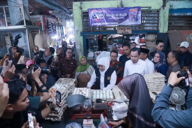 
Pasca Kelangkaan BBM, Gubernur Jatim Pastikan Stok dan Harga Bahan Pokok di Jember Stabil