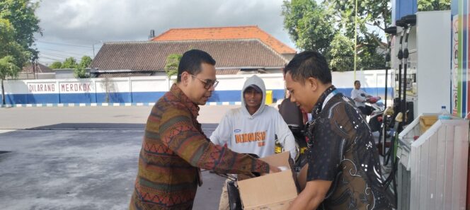 
Trenyuh Lihat Antrean Warga, Perumdam Tirta Pandalungan Bagikan Ribuan Mamiri ke Pengantre BBM di SPBU