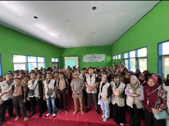 
Mahasiswa KKN Universitas Merdeka Pasuruan Gelar Seminar Bijak Bermedia Sosial untuk Siswa SMPN 1 Rejoso