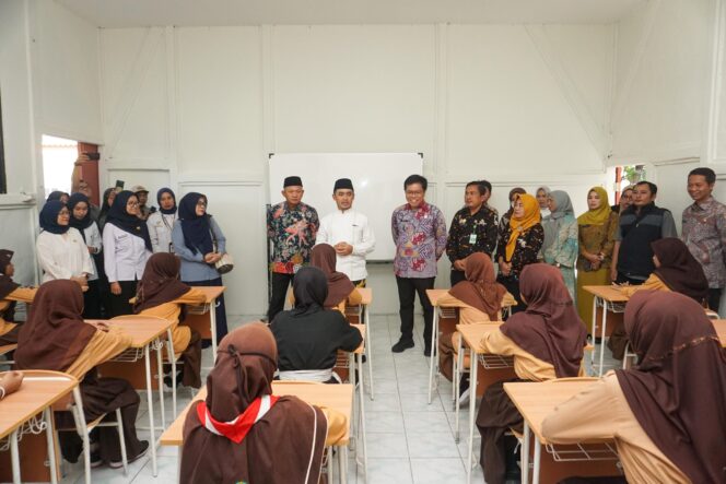 
Wali Kota Pasuruan Resmikan MPLS Sekolah Rakyat, Diharapkan Jadi Solusi Putus Rantai Kemiskinan