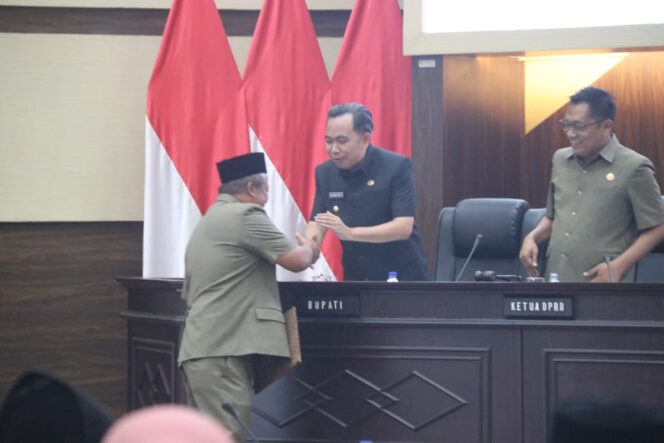 
Hadiri Rapat Paripurna, Kinerja Bupati Fawait Dapat Apresiasi dari NasDem dan Gerindra