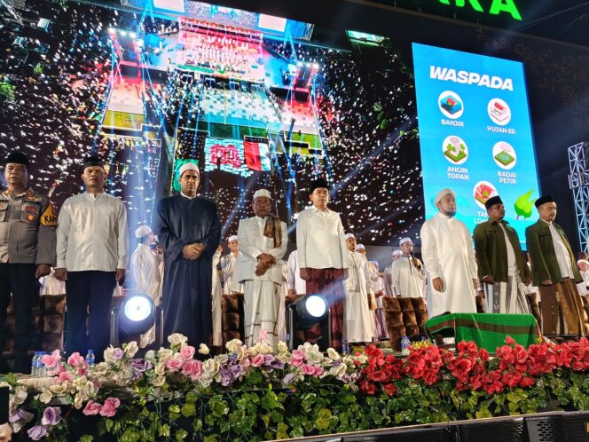 
Jember Bershalawat, Momen Bupati Fawait Minta Doa Para Ulama dan Jamaah
