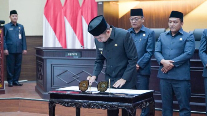 
Konsisten Absen Sidang Paripurna, Fraksi DPRD Jember Nilai Wabup Djoko Menghina Marwah Legislatif