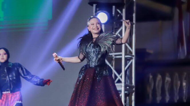 
Aksi Panggung Rossa dan Fireworks Jepang Hiasi Malam Artwear Jember Fashion Carnaval