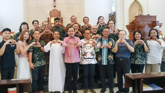 
Junjung Tinggi Toleransi dan Keberagaman, Bupati Fawait Kunjungi Tempat Ibadah Umat Katolik dan Hindu
