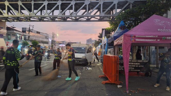 
Jadi Garda Terakhir, Dinas Lingkungan Hidup Jember Terjunkan Puluhan Petugas Bersihkan Serakan Sampah Acara JFC 2025