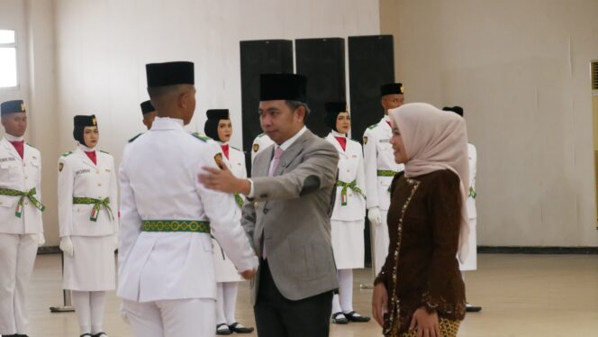 
Bupati Fawait Sampaikan Rasa Bangganya kepada Paskibra Jember Saat Pengukuhan