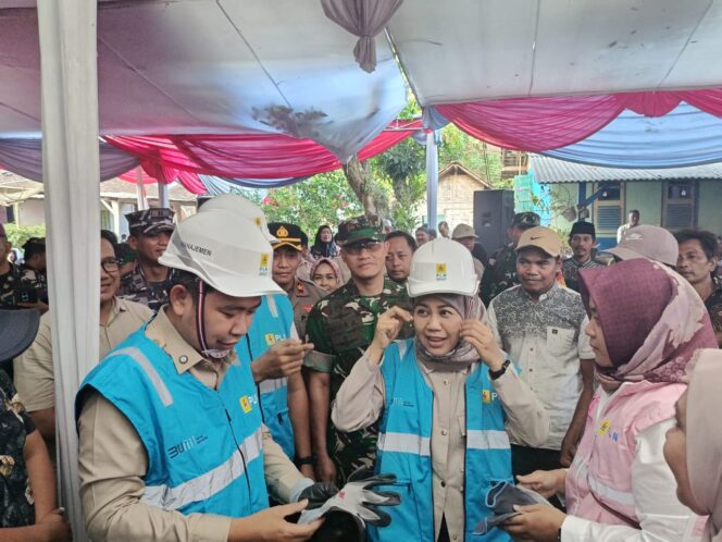 
Suka Cita Warga Jelang HUT Kemerdekaan RI : Indonesia Merdeka Bandealit Menyala