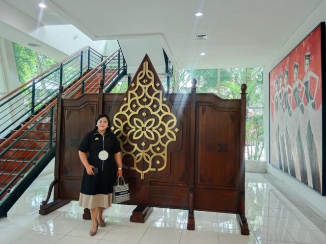 
Pengacara Kondang, Rikha Permatasari Somasi Manajemen Puri Indah Karaoke
