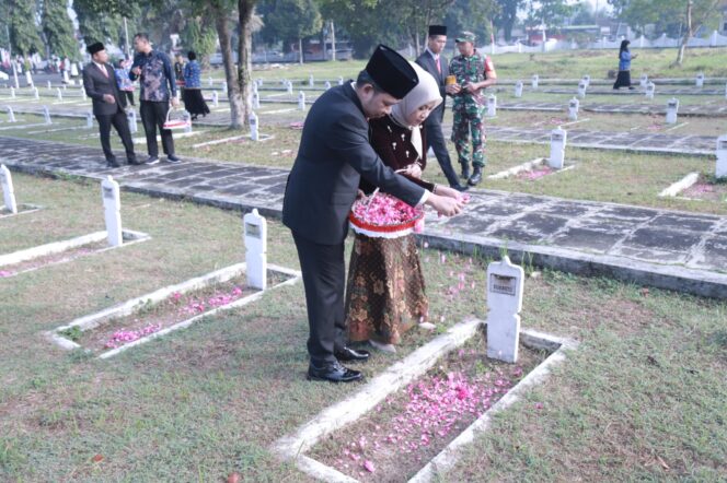 
Momen Mengenang Perjuangan Para Pahlawan, Bupati Fawait Ziarah dan Tabur Bunga di TMP