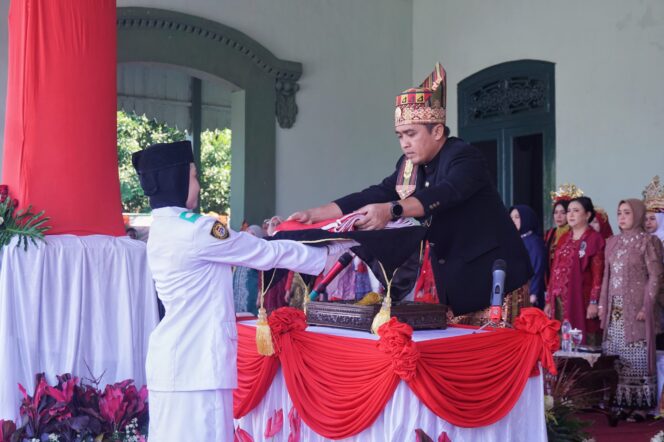 
Mas Adi Pimpin Upacara HUT ke-80 RI, Berikan Remisi dan Akte Kelahiran