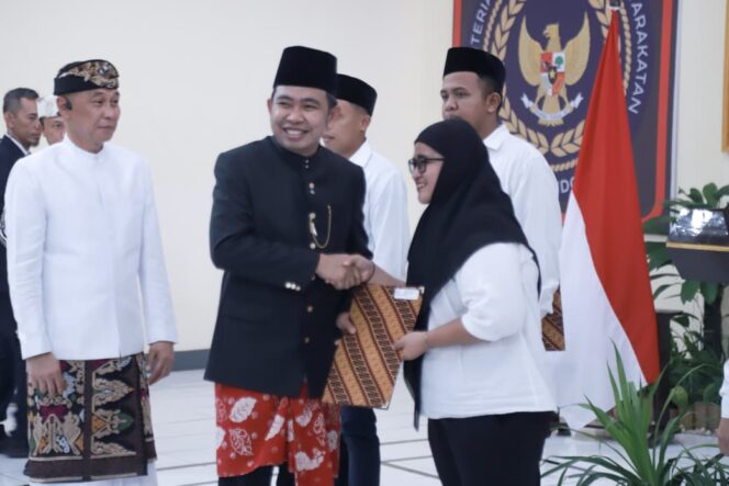 
Bupati Fawait Serahkan Remisi Kemerdekaan HUT ke-80 kepada Ratusan Napi dan Tahanan Lapas Jember