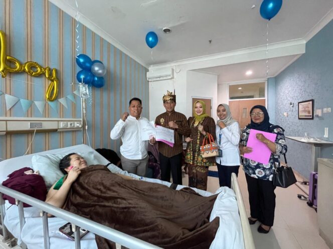 
Disdukcapil Jember Hadiahkan 16 Akte Kelahiran Bayi di HUT ke-80 Kemerdekaan RI