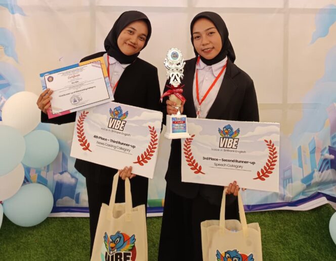 
Dua Siswi SMK Darul Ulum Rebalas Grati Juarai Lomba Bahasa Inggris se-Jawa-Bali