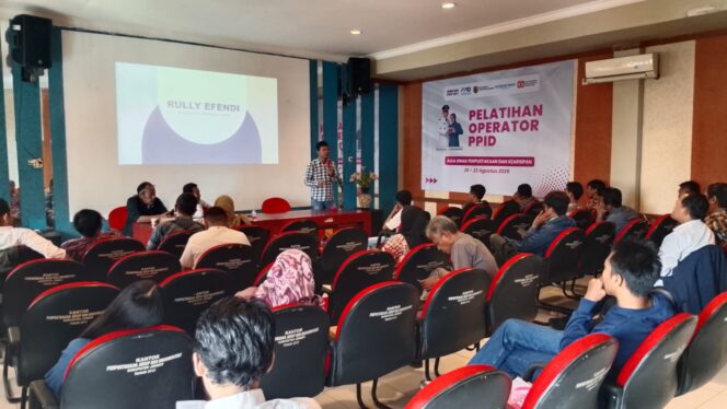 
Diskominfo Bekali Operator PPID Jember Ilmu Jurnalistik dan Media Sosial