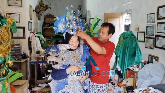 
Permintaan Sewa Baju Karnaval di Pasuruan Meningkat, Omzet Capai Puluhan Juta Rupiah