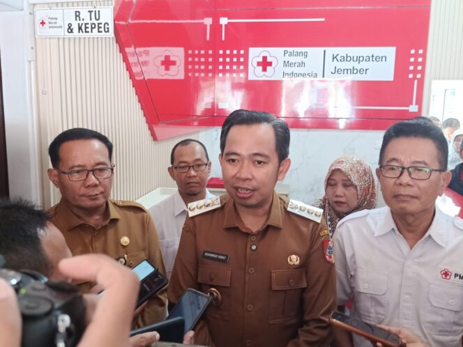 
Ditinggal Pergi Thamrin, Bupati Fawait Serahkan Kepengurusan PMI Jember ke Sekretaris Zaenulloh