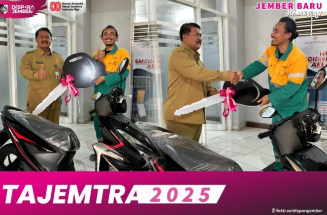 
Kadispora Serahkan Hadiah Tajemtra 2025 Satu Unit Motor Matic ke Peserta Asal Banyuwangi