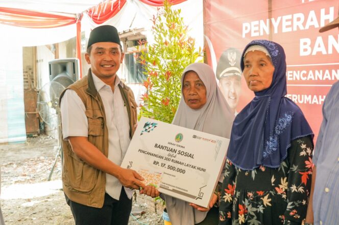 
Wali Kota Pasuruan Serahkan Bantuan RTLH, Pemerintah Hadir Membuat Rumah Layak dan Sehat
