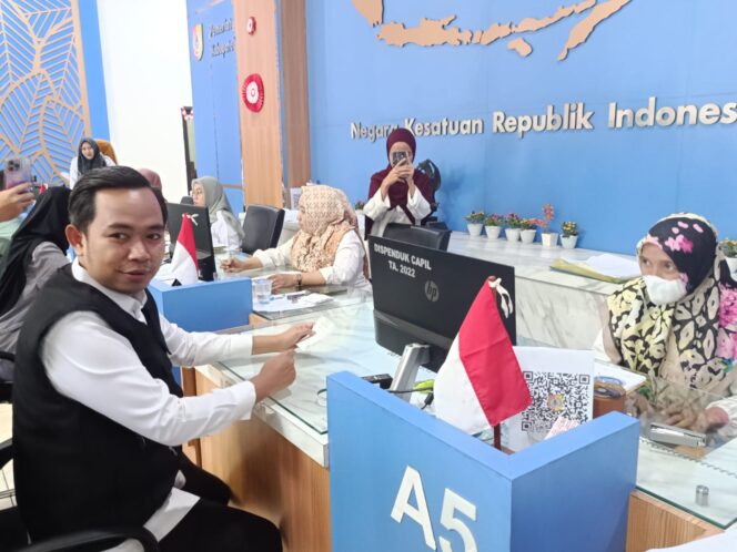 
Wadul Gus’e Terima 792 Aduan Warga, Bupati Fawait Turun Sidak ke Disdukcapil Jember