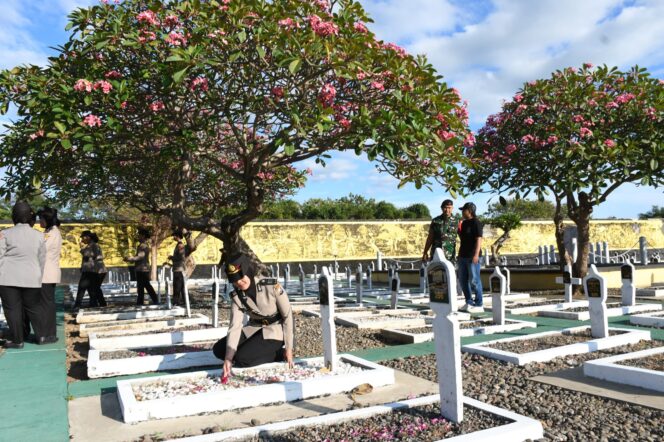 
Hari Polwan ke-77, Polwan Polres Madiun Kota Tabur Bunga di Makam Pahlawan